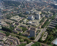 844622 Luchtfoto van de Rubenslaan (rechts) en omgeving te Utrecht, uit het westen. Op de voorgrond de Oosterspoorweg, ...